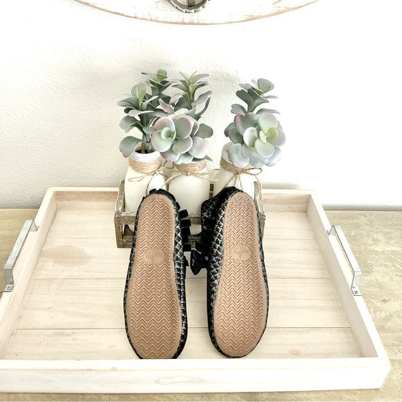 Chameleon Girls Bow Monkey Feet - Picture 4 of 7